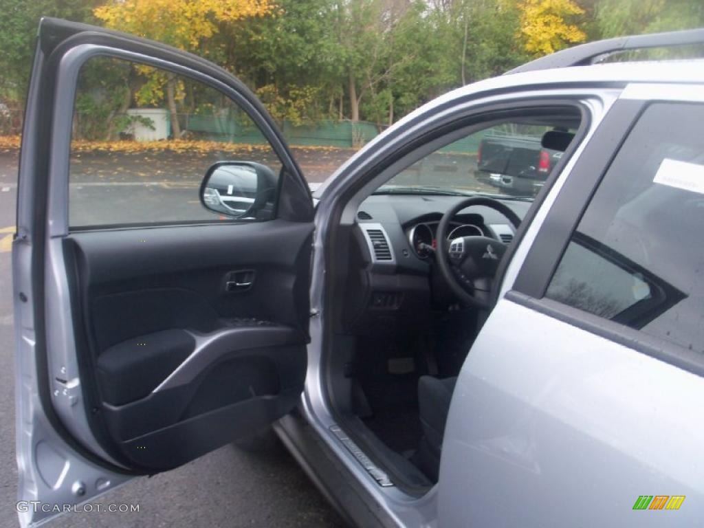 2011 Mitsubishi Outlander ES Black Door Panel Photo #39305049