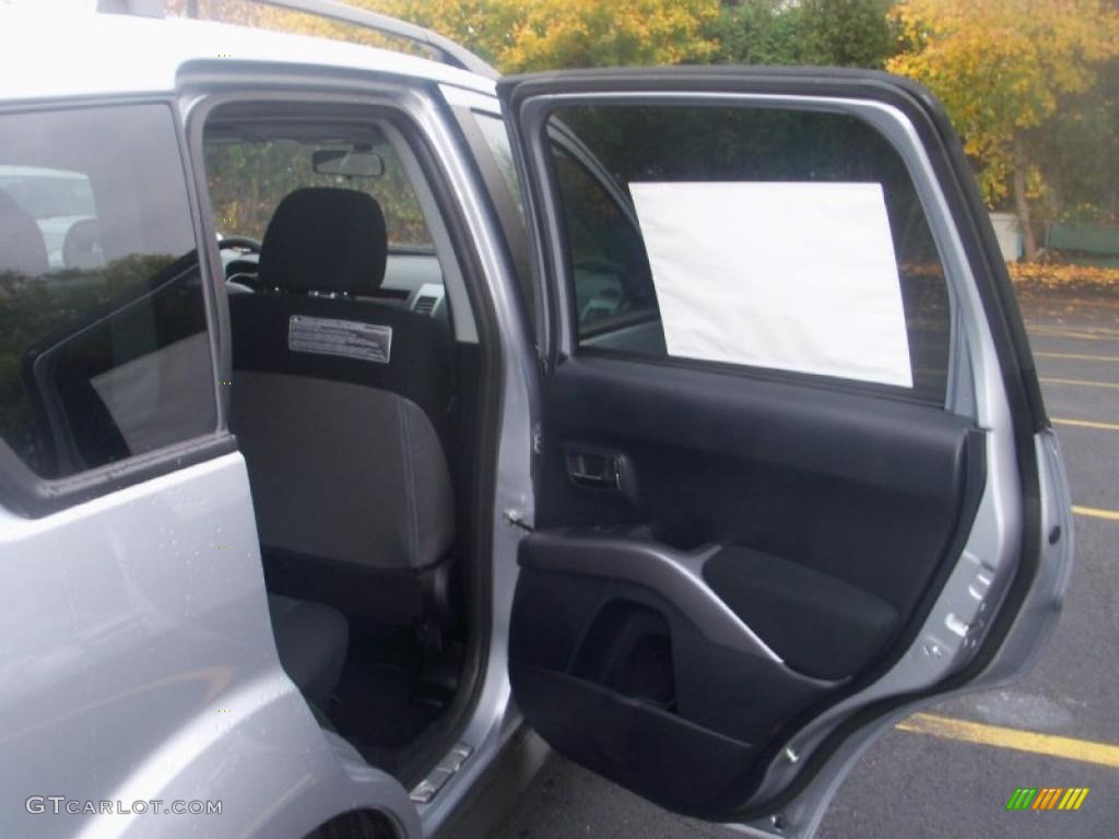 2011 Mitsubishi Outlander ES Black Door Panel Photo #39305125