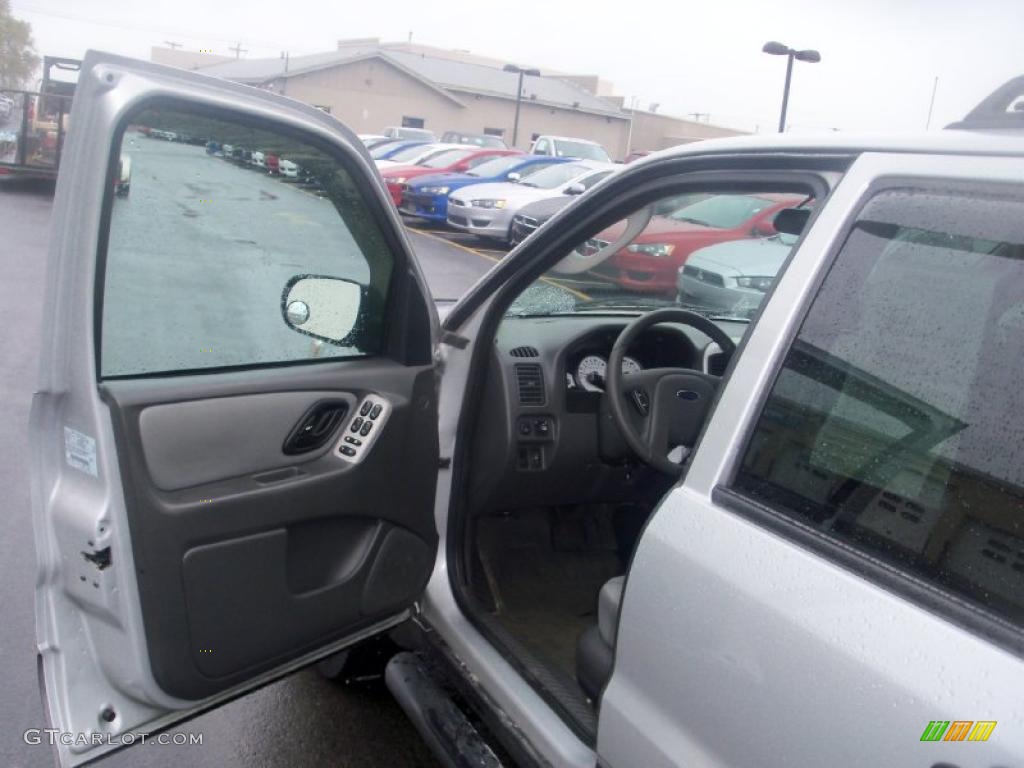 Medium/Dark Flint Grey Interior 2005 Ford Escape XLT V6 4WD Photo #39306765