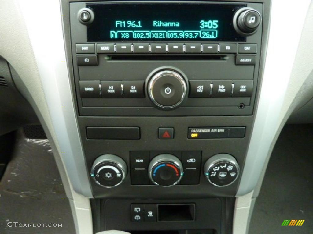 2011 Chevrolet Traverse LS Controls Photo #39308073