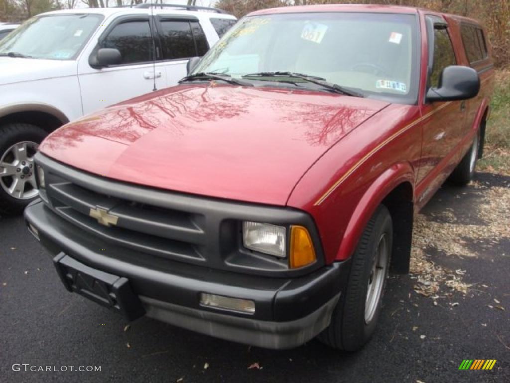 1995 S10 LS Regular Cab - Medium Red Metallic / Tan photo #5