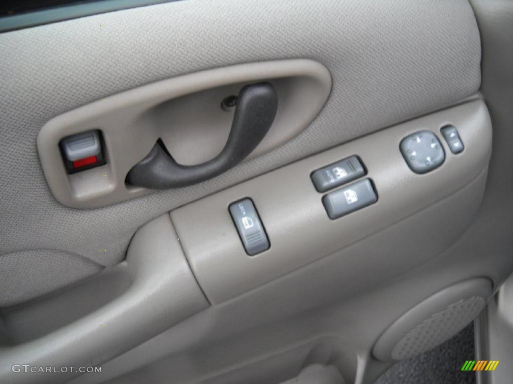 2003 Chevrolet S10 LS Extended Cab Controls Photo #39313089