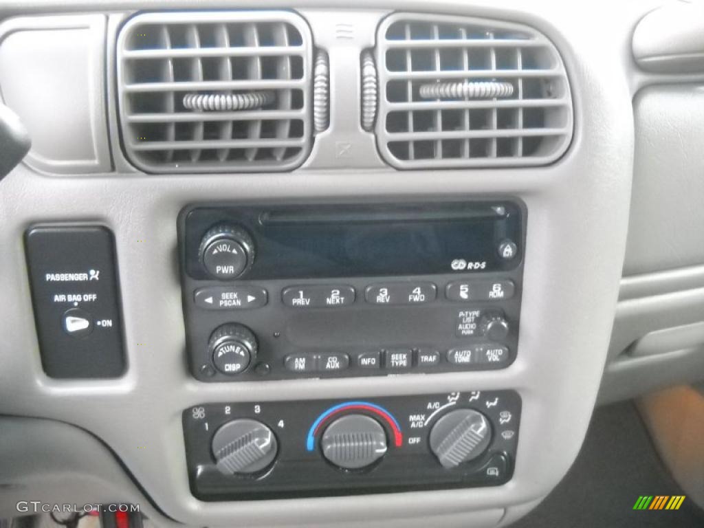 2003 Chevrolet S10 LS Extended Cab Controls Photo #39313097