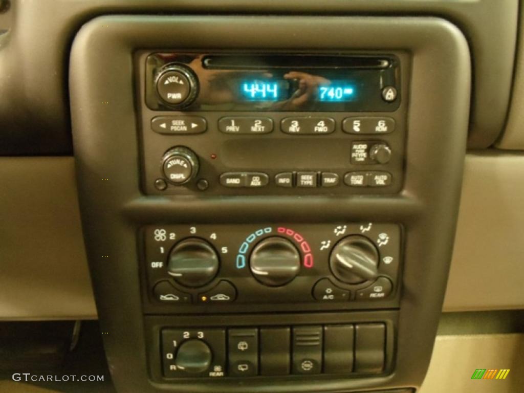 2003 Venture LS - Black / Medium Gray photo #16