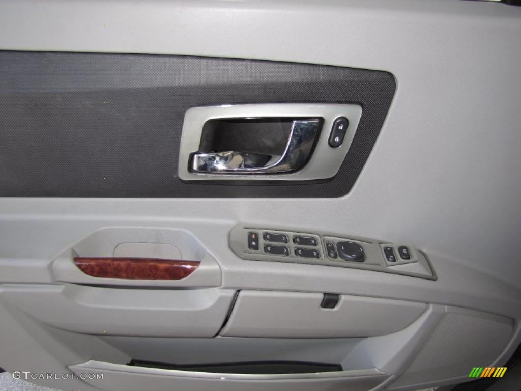 2005 Cadillac SRX V8 Light Gray Door Panel Photo #39320149