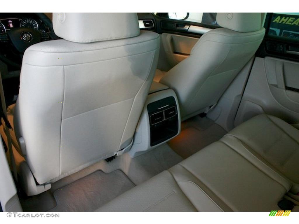 Cornsilk Beige Interior 2011 Volkswagen Touareg VR6 FSI Sport 4XMotion Photo #39322801