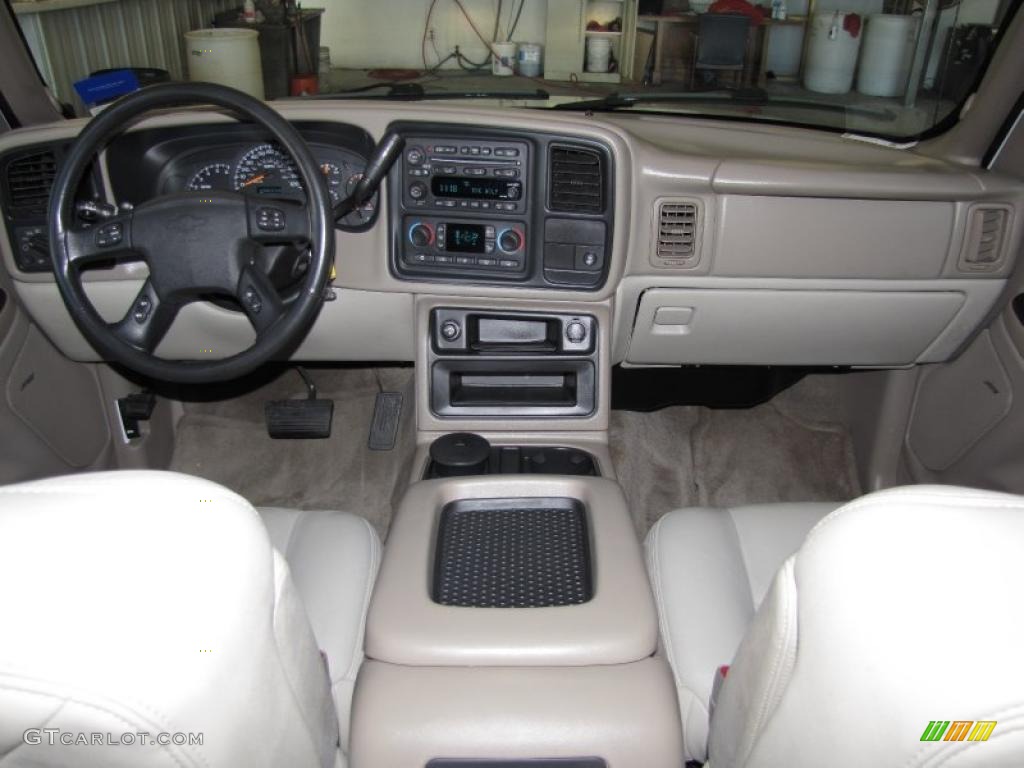 2004 Chevrolet Suburban 1500 LT Tan/Neutral Dashboard Photo #39324013