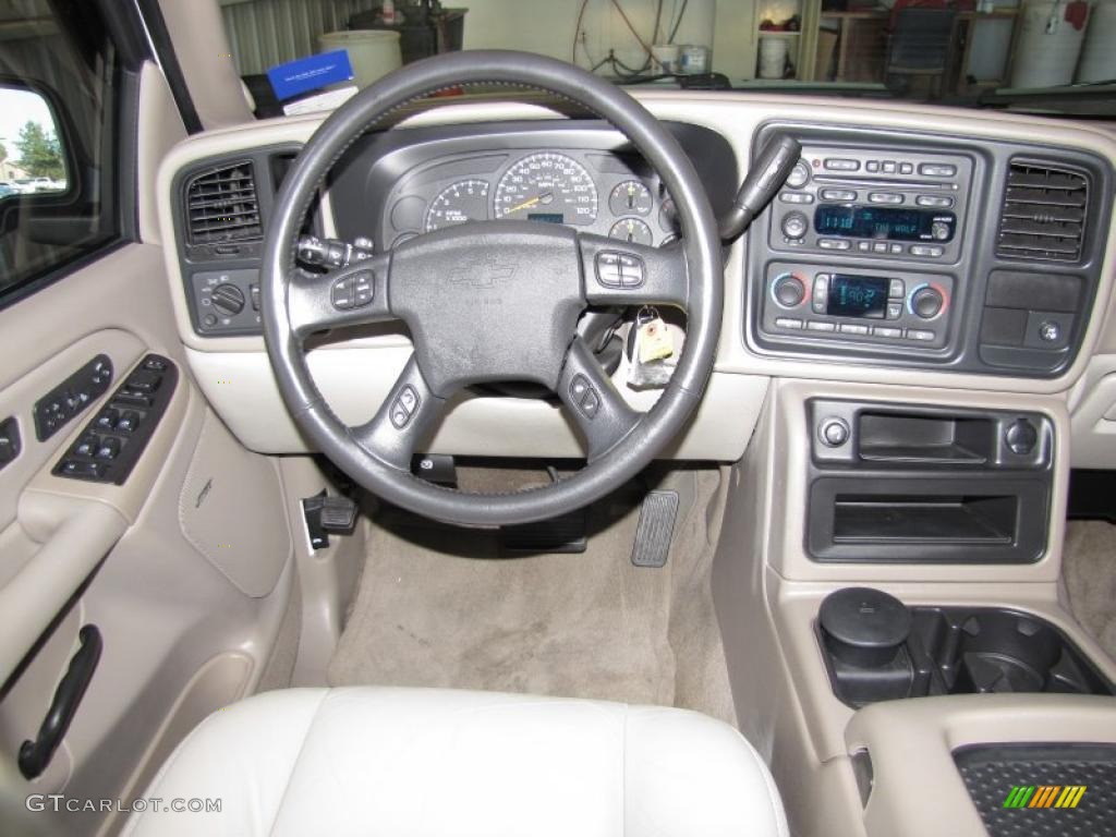 2004 Chevrolet Suburban 1500 LT Tan/Neutral Dashboard Photo #39324017