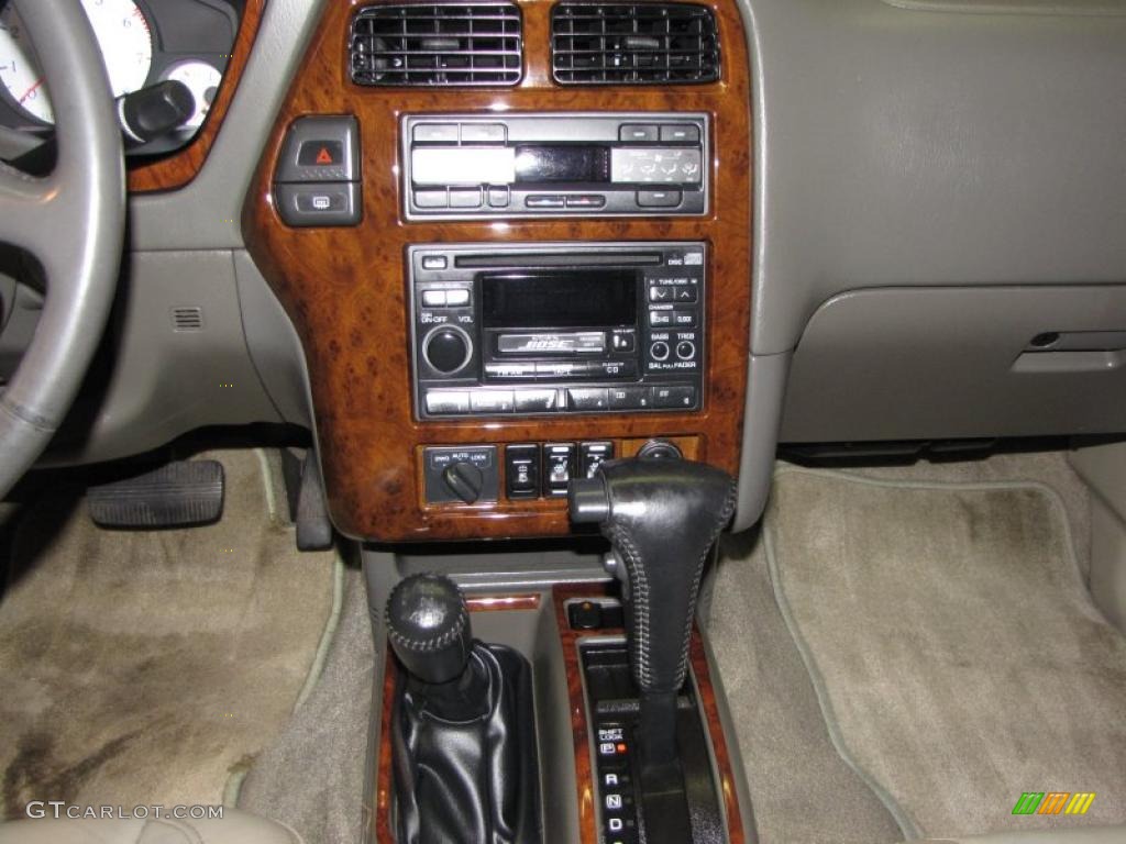 1997 Infiniti QX4 4x4 Controls Photos