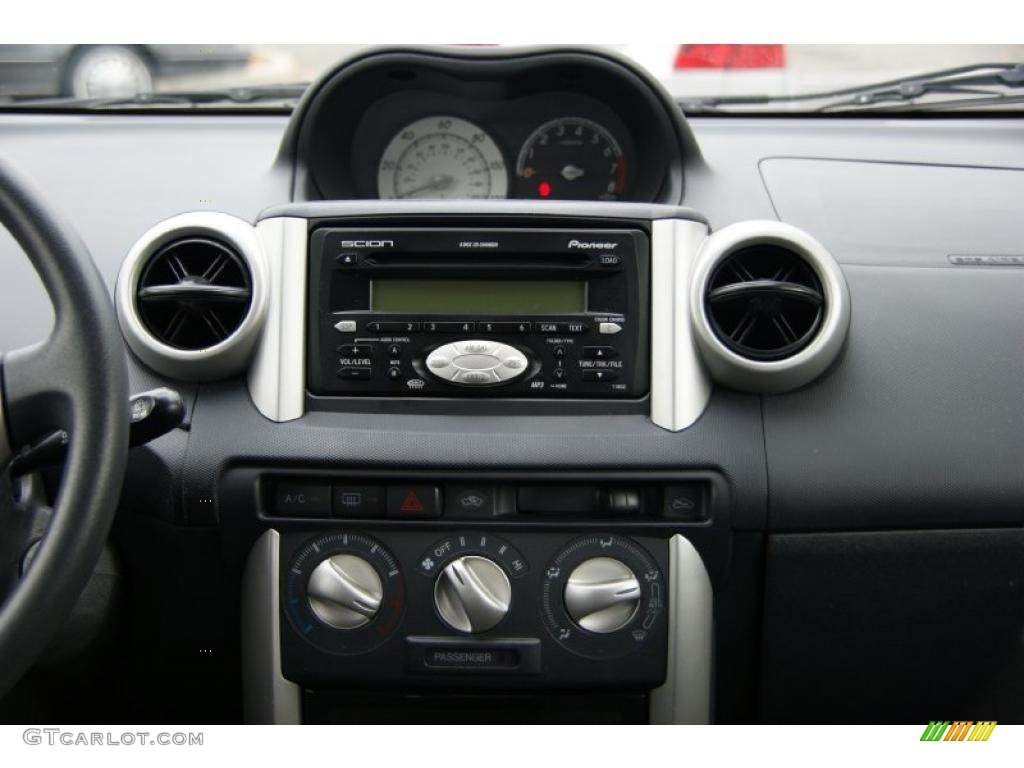 2004 Scion xA Standard xA Model Controls Photo #39330772