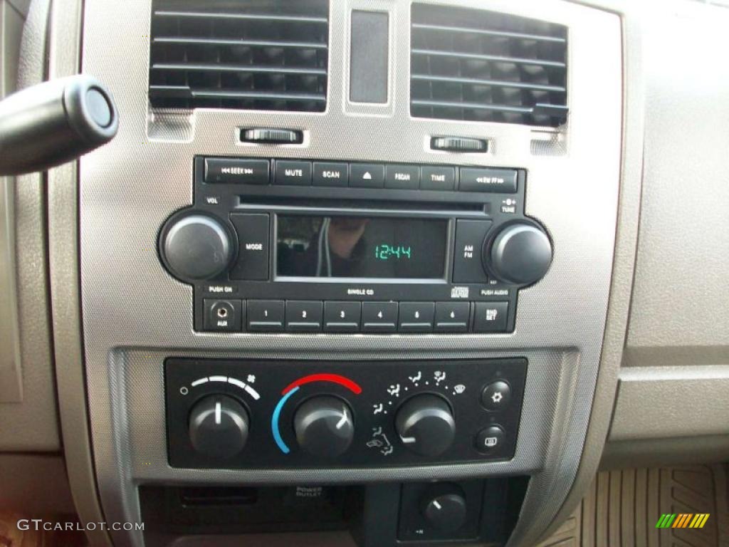 2007 Dodge Dakota SLT Quad Cab 4x4 Controls Photo #39330992