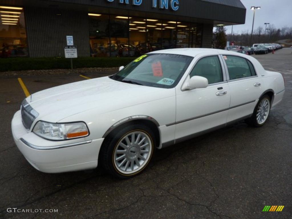 Ceramic White Tri Coat 2003 Lincoln Town Car Signature Exterior Photo #39343284