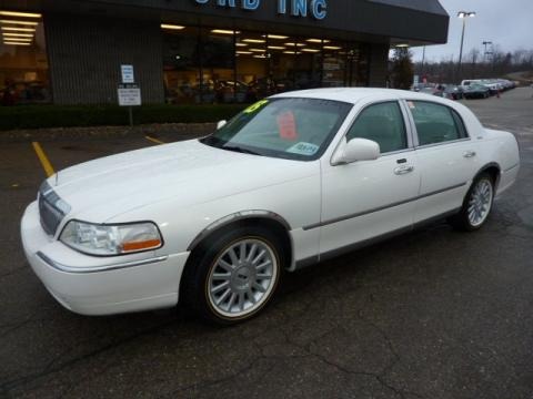 2003 Lincoln Town Car Signature Data, Info and Specs