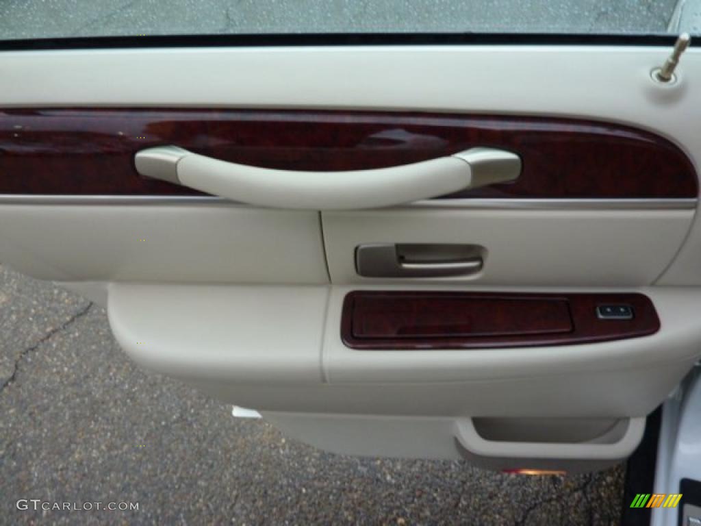 2003 Lincoln Town Car Signature Medium Dark Parchment/Light Parchment Door Panel Photo #39343376