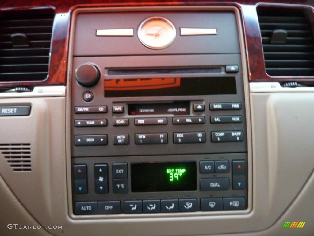 2003 Lincoln Town Car Signature Controls Photo #39343432