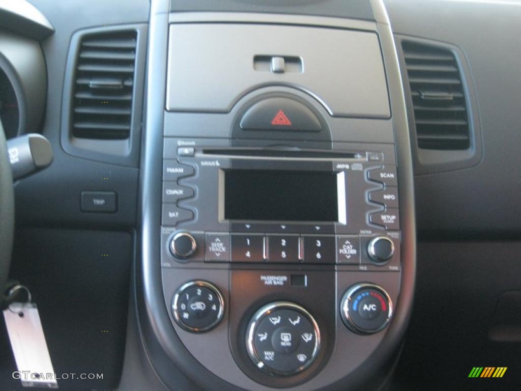2011 Kia Soul + Controls Photo #39358020
