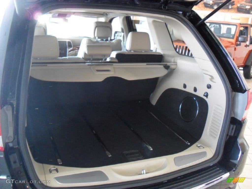 2011 Jeep Grand Cherokee Limited 4x4 Trunk Photo #39360472
