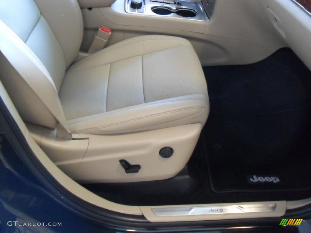 Black/Light Frost Beige Interior 2011 Jeep Grand Cherokee Limited 4x4 Photo #39360508