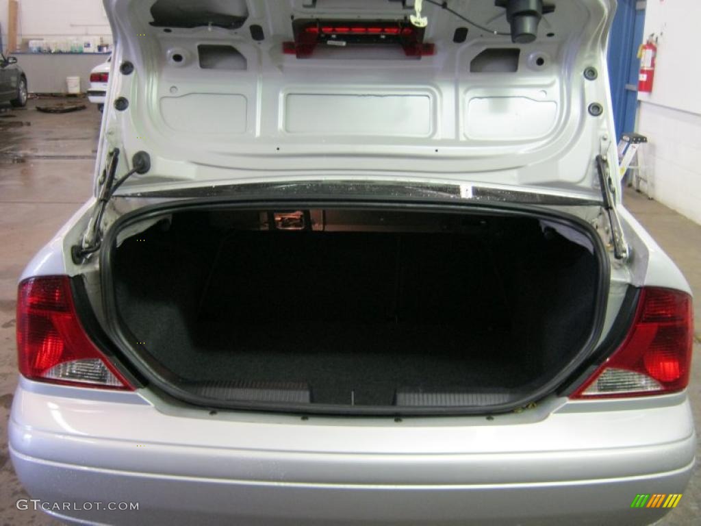 2004 Ford Focus ZTS Sedan Trunk Photo #39365420