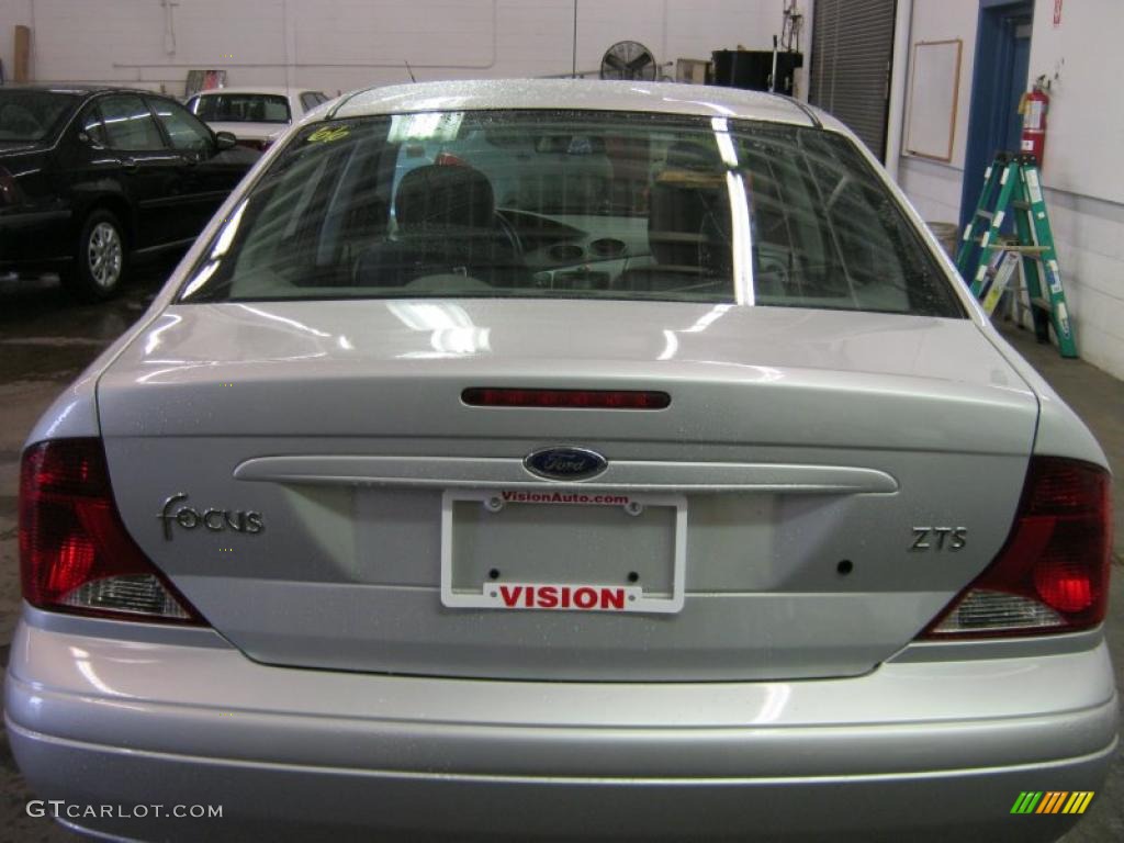 2004 Focus ZTS Sedan - CD Silver Metallic / Medium Graphite photo #14