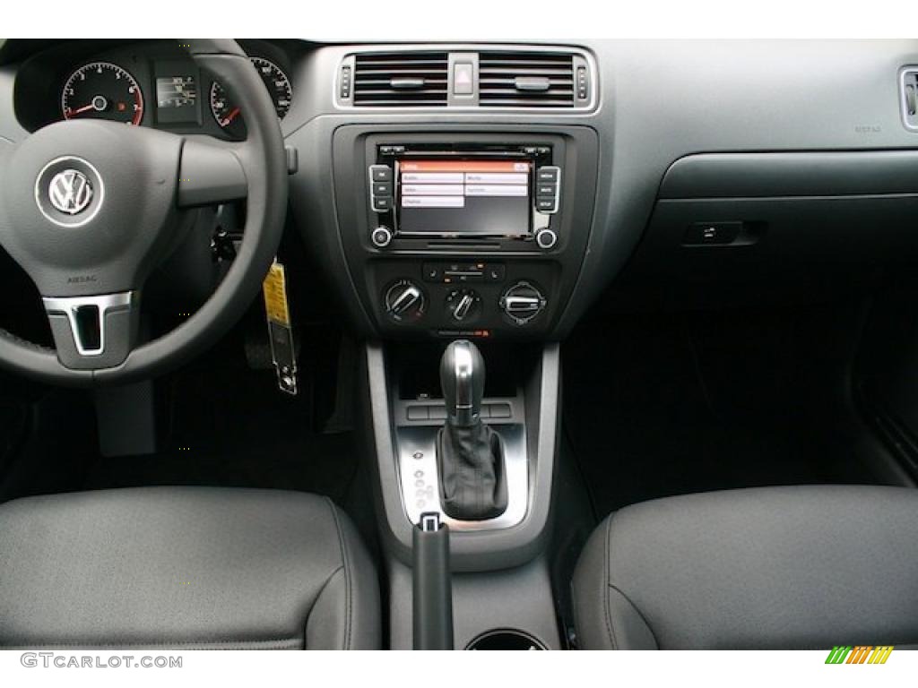 2011 Volkswagen Jetta SE Sedan Titan Black Dashboard Photo #39386613