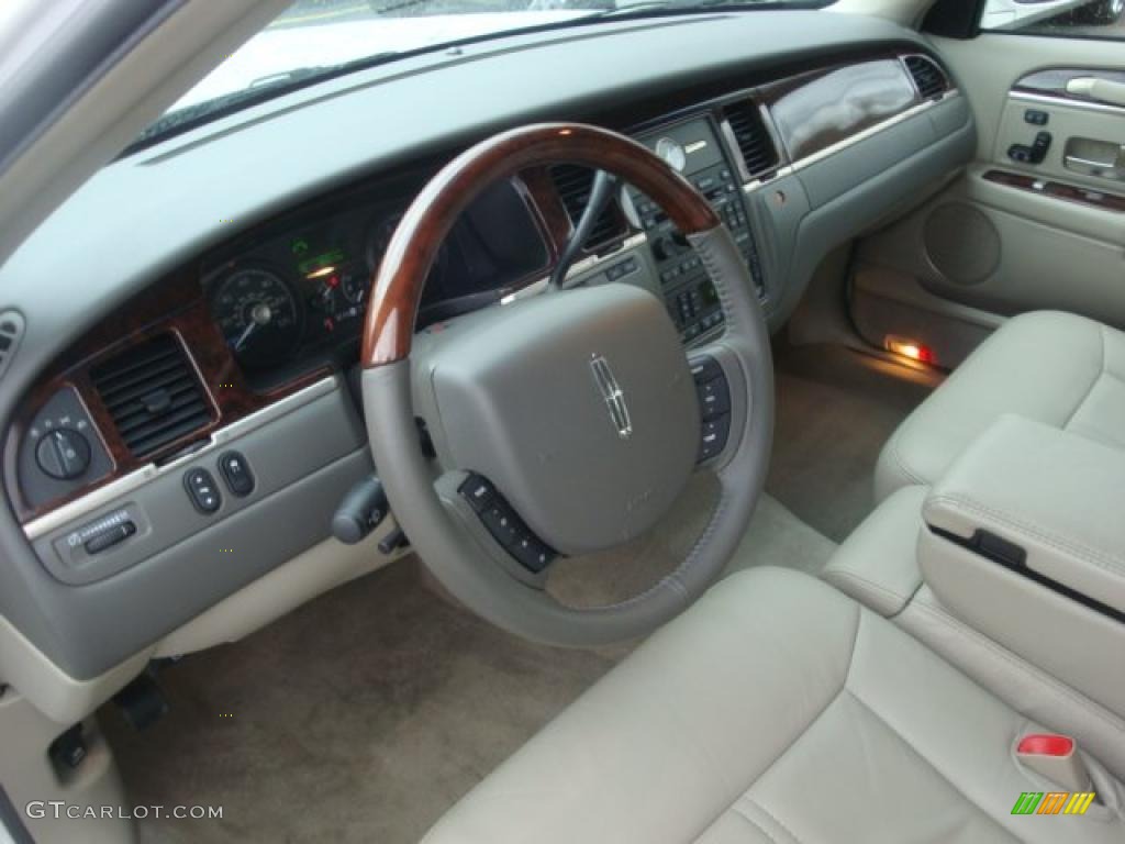 Medium Light Stone Interior 2010 Lincoln Town Car Signature Limited Photo #39398385