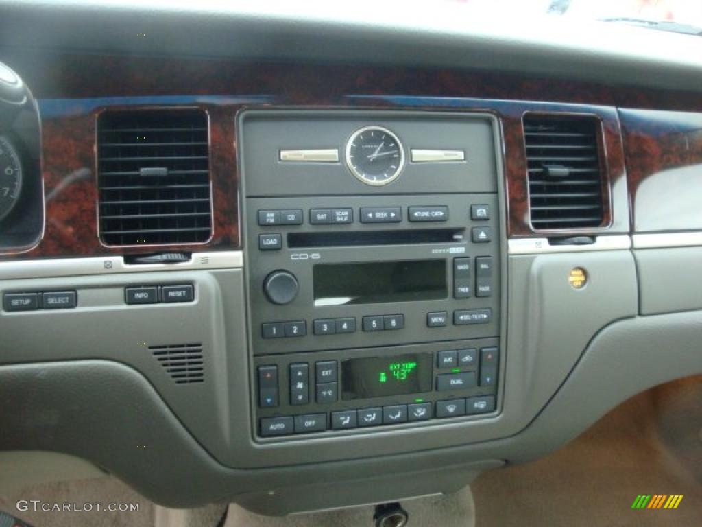 2010 Lincoln Town Car Signature Limited Controls Photo #39398405