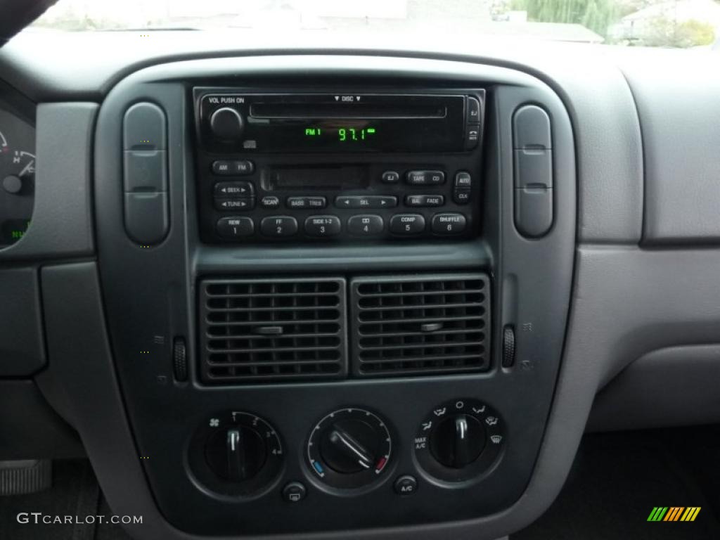2002 Ford Explorer XLT Controls Photo #39408681