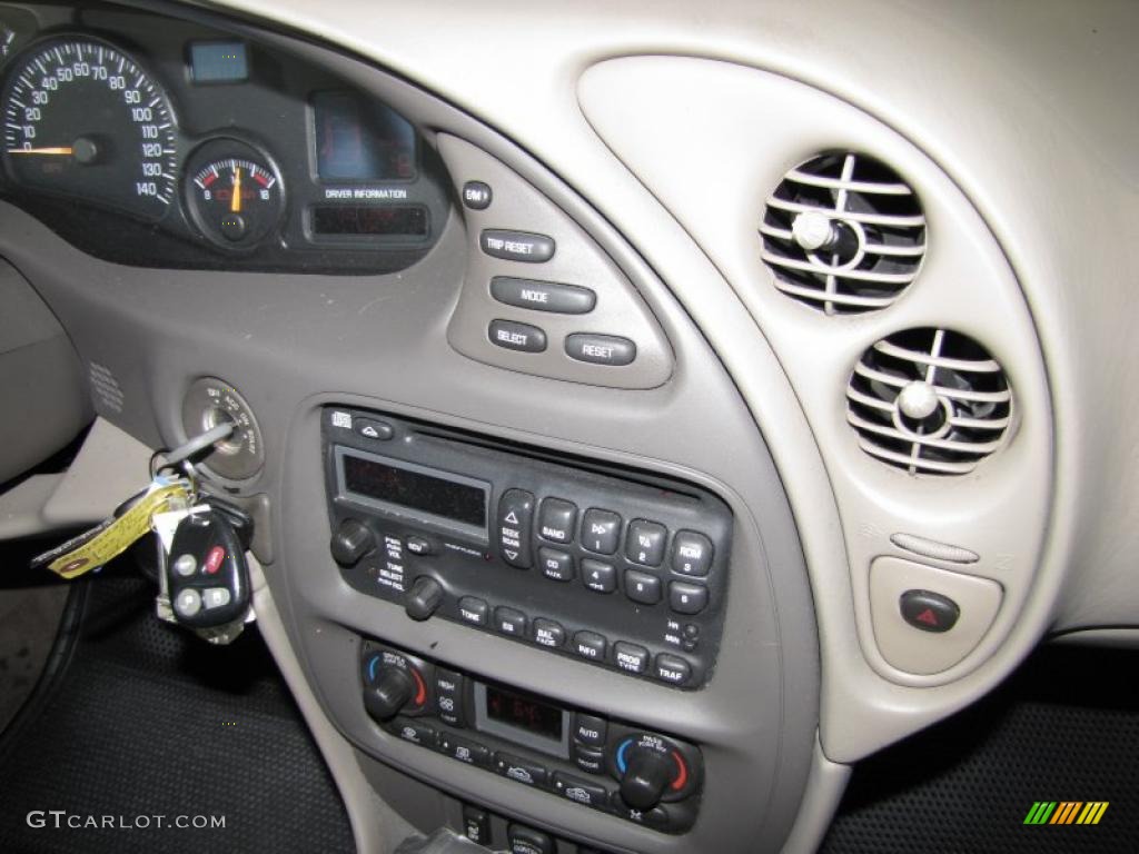 2005 Pontiac Bonneville SLE Controls Photo #39411309