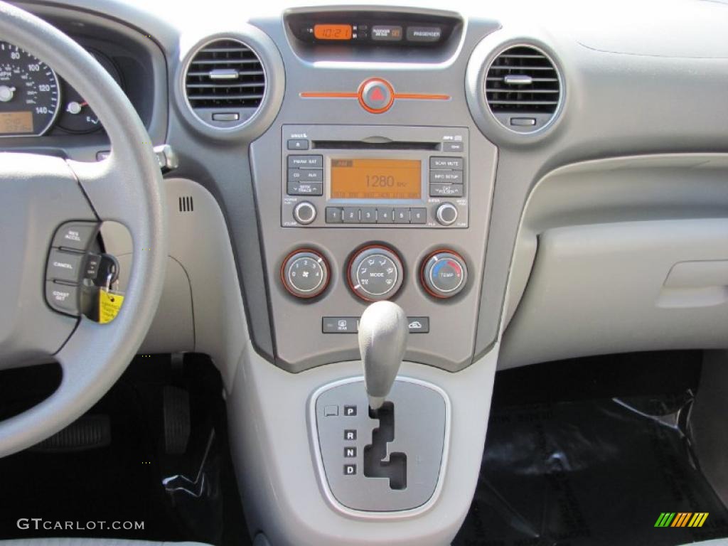 2010 Kia Rondo LX Controls Photo #39411525