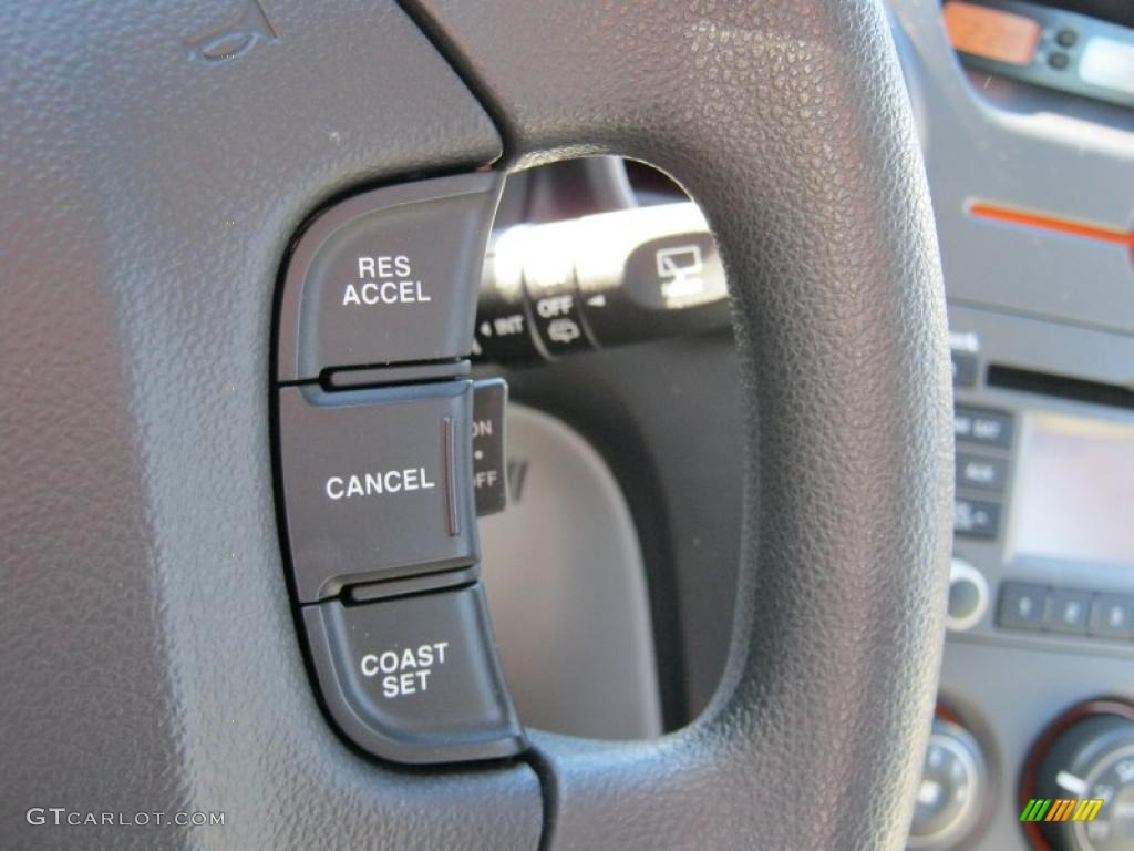 2010 Kia Rondo LX Controls Photo #39413905