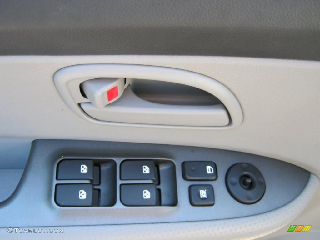 2010 Kia Rondo LX Controls Photo #39414181