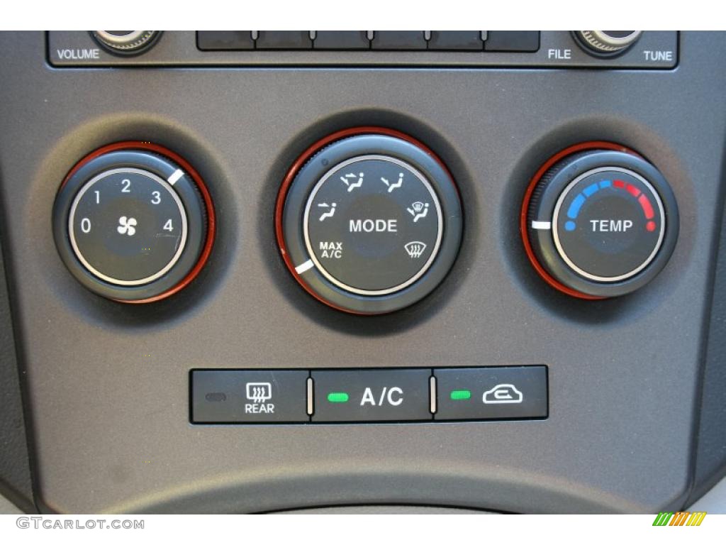2010 Kia Rondo LX Controls Photo #39414801