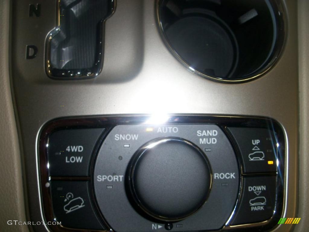 2011 Jeep Grand Cherokee Overland 4x4 Controls Photo #39415389