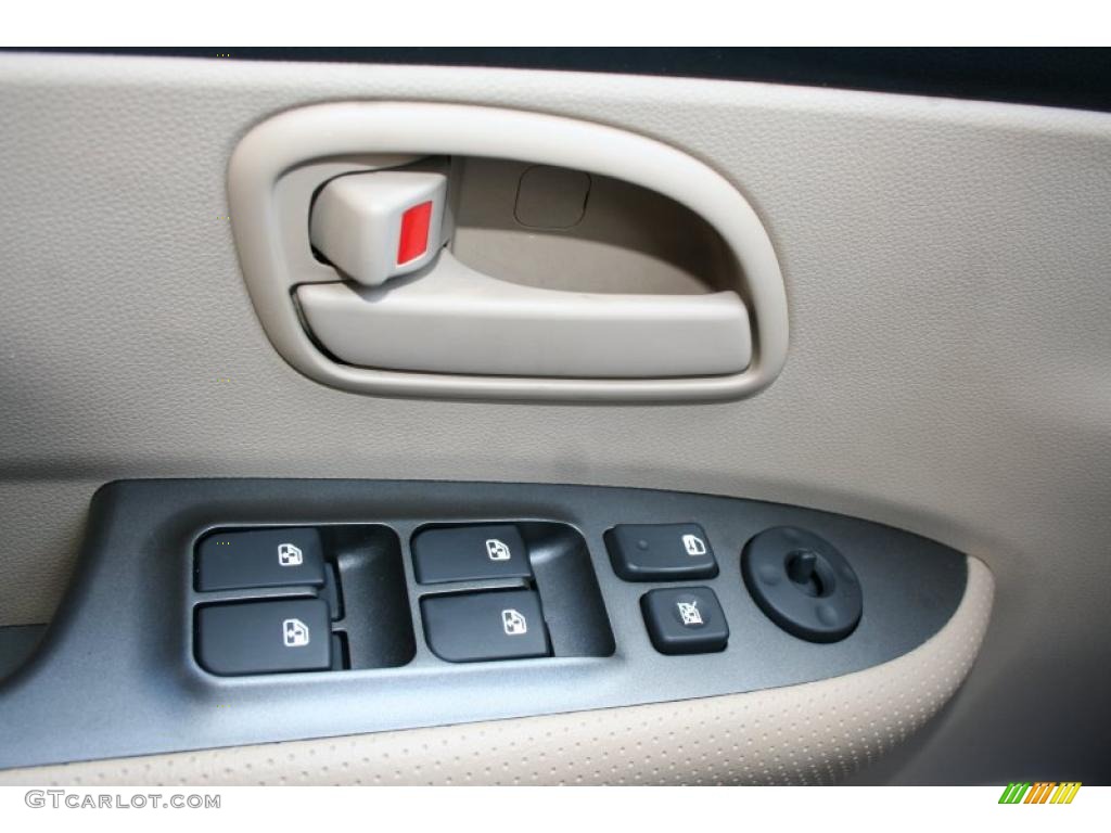 2010 Kia Rondo LX Controls Photo #39419721
