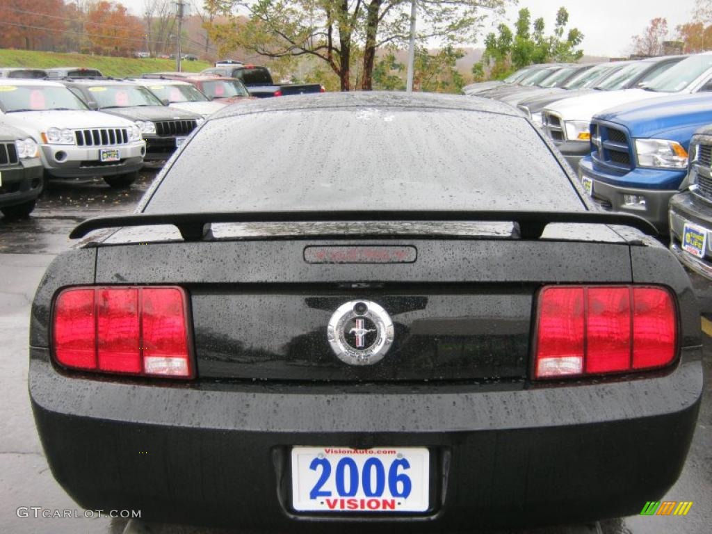 2006 Mustang V6 Premium Coupe - Black / Dark Charcoal photo #21