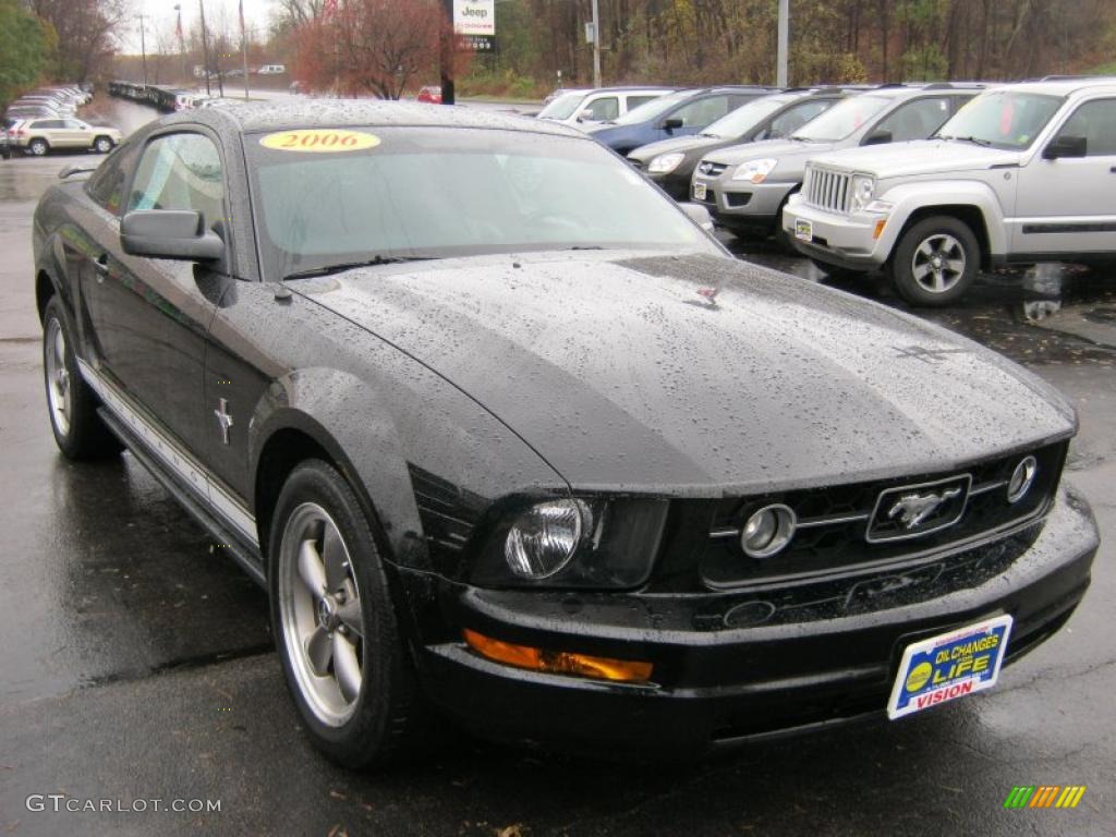 2006 Mustang V6 Premium Coupe - Black / Dark Charcoal photo #22
