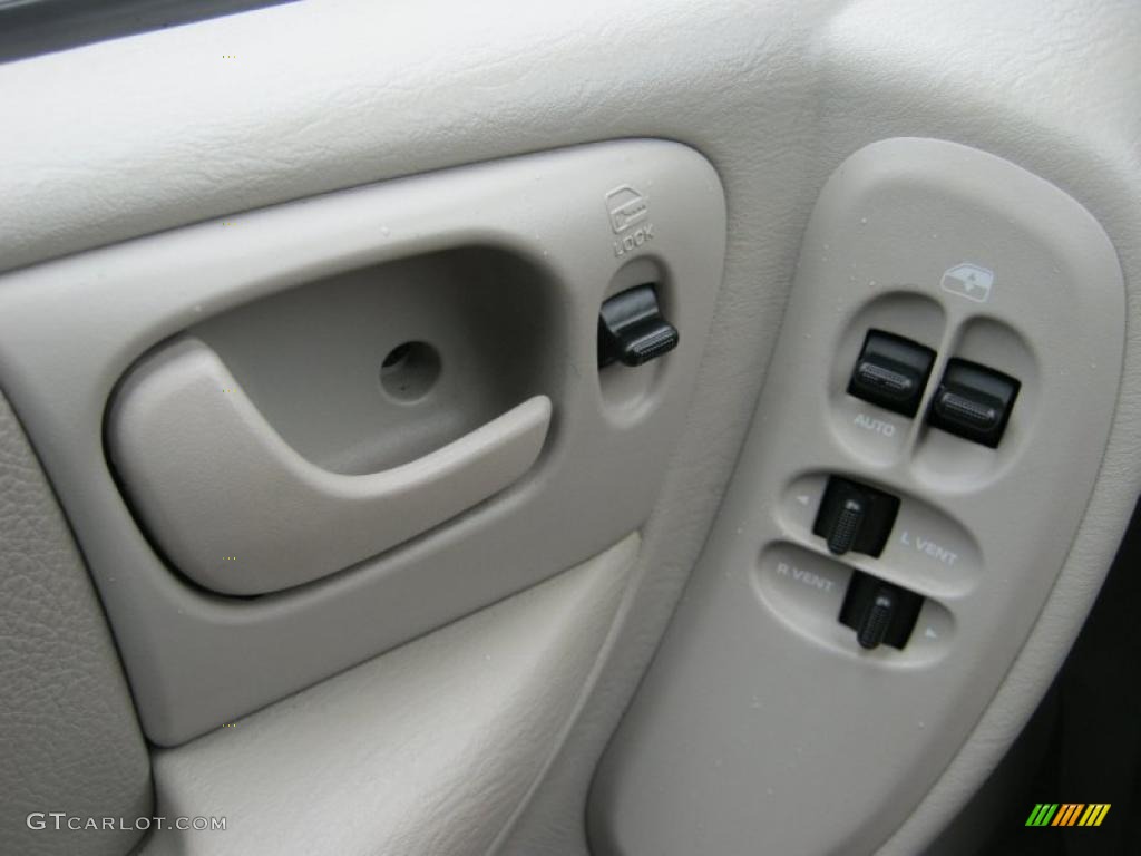 2006 Chrysler Town & Country Touring Controls Photo #39424746