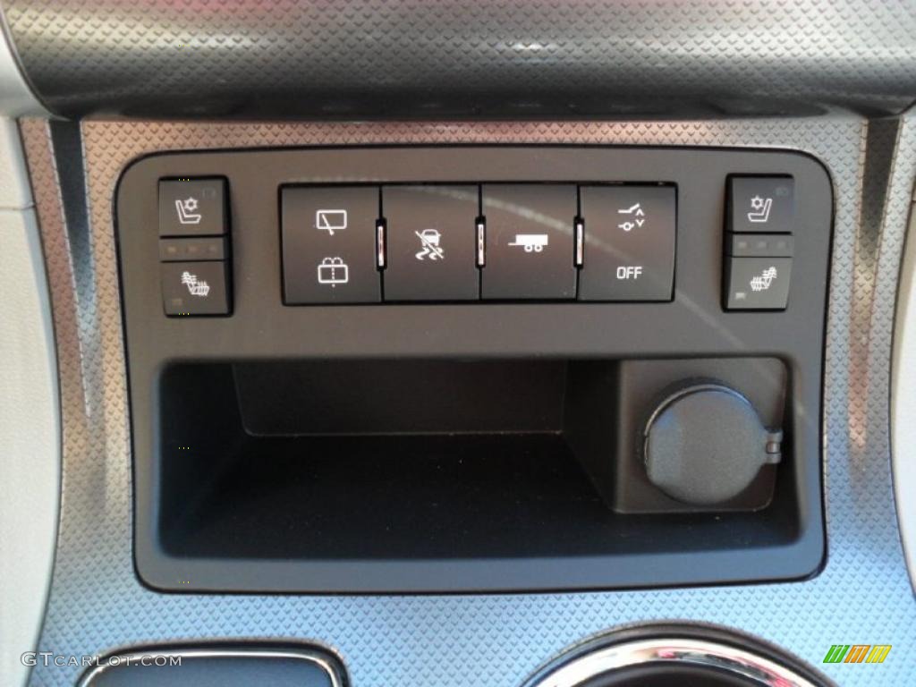 2011 Chevrolet Traverse LTZ Controls Photo #39425066