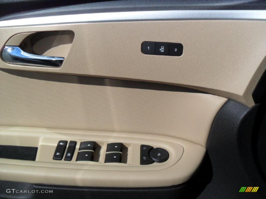 2011 Chevrolet Traverse LTZ Controls Photo #39427618