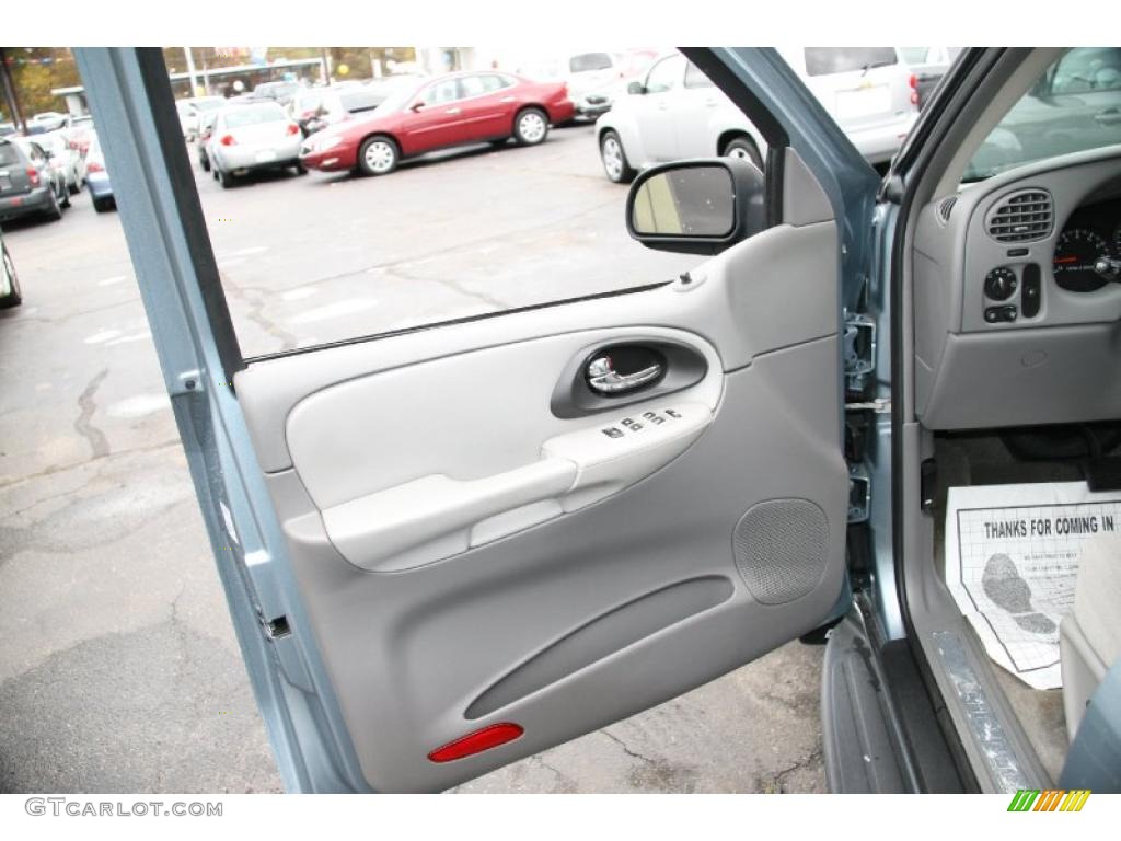 2006 Chevrolet TrailBlazer LS 4x4 Light Gray Door Panel Photo #39427862