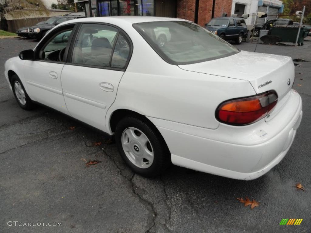 2002 Malibu Sedan - Bright White / Gray photo #4