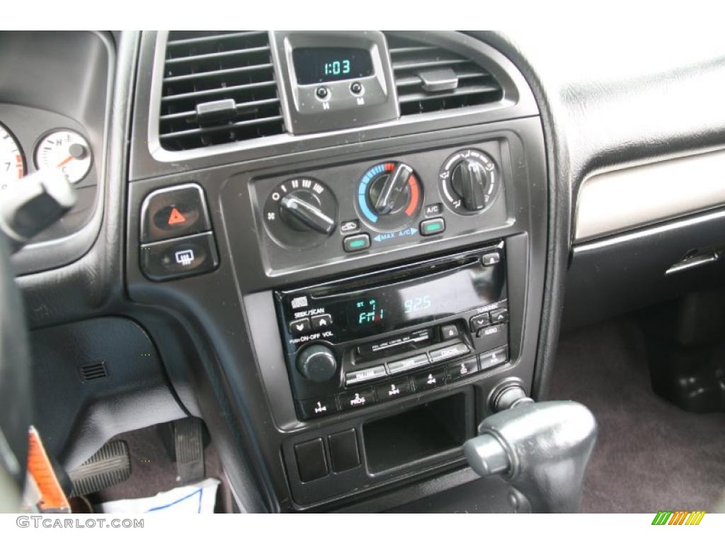 2004 Nissan Pathfinder SE 4x4 Controls Photo #39428402