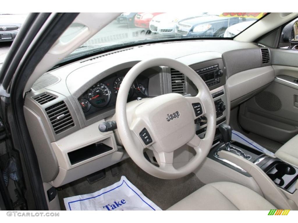 Dark Khaki/Light Graystone Interior 2005 Jeep Grand Cherokee Laredo 4x4 Photo #39429022