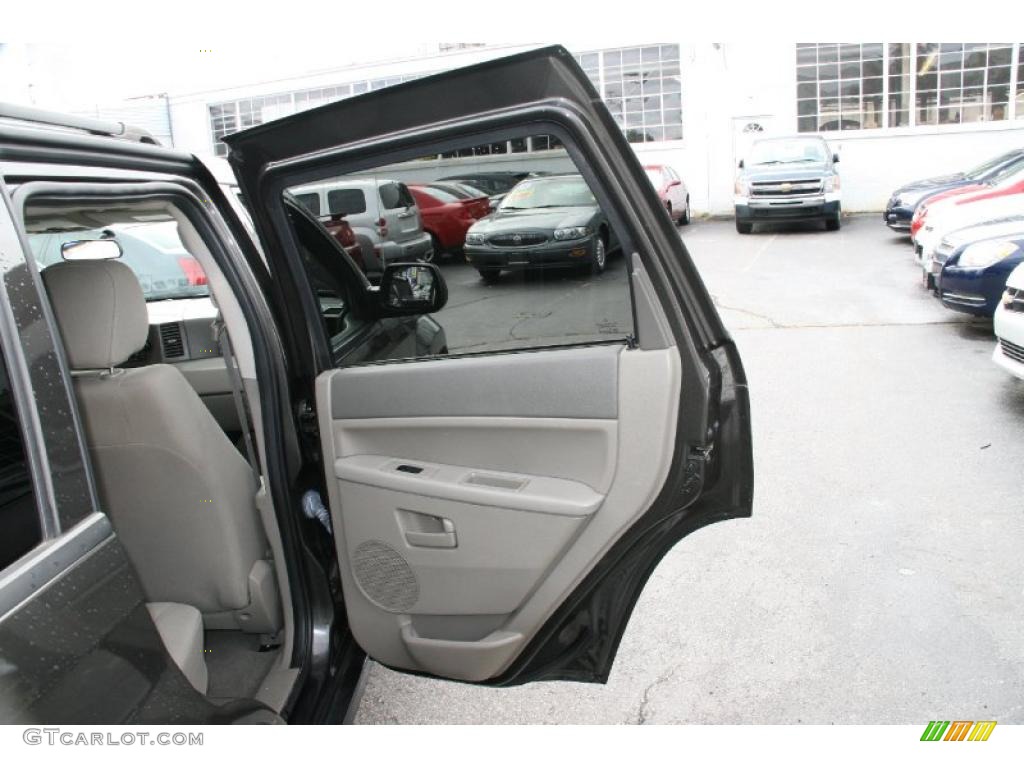 2005 Jeep Grand Cherokee Laredo 4x4 Dark Khaki/Light Graystone Door Panel Photo #39429086