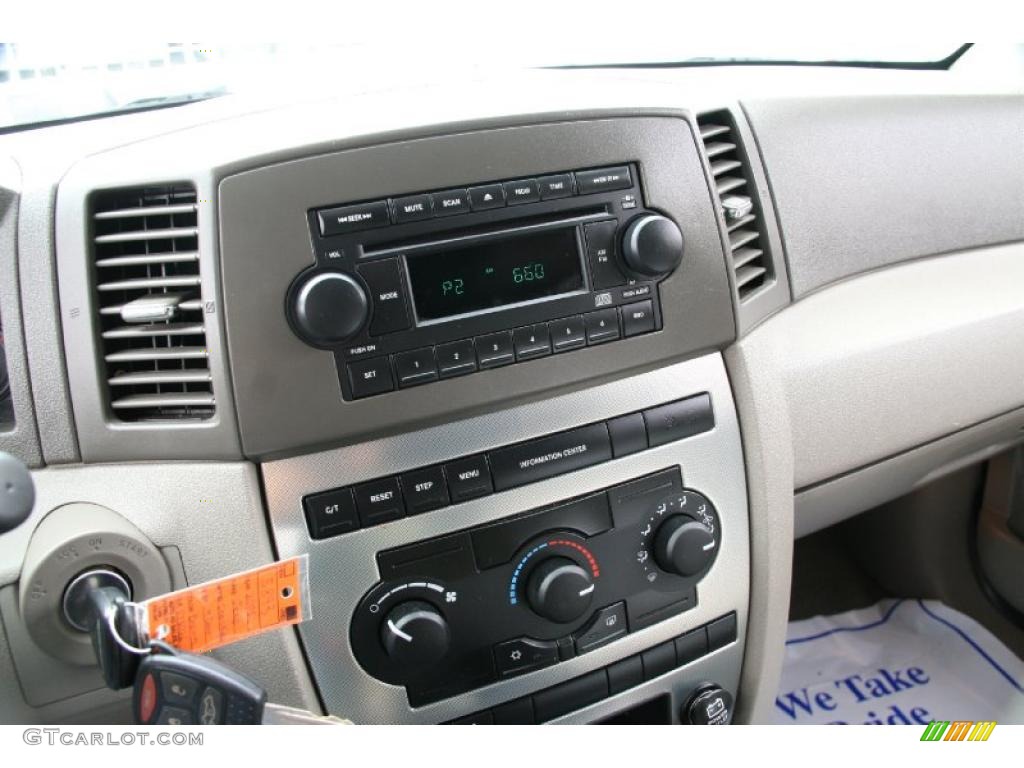 2005 Jeep Grand Cherokee Laredo 4x4 Controls Photo #39429194