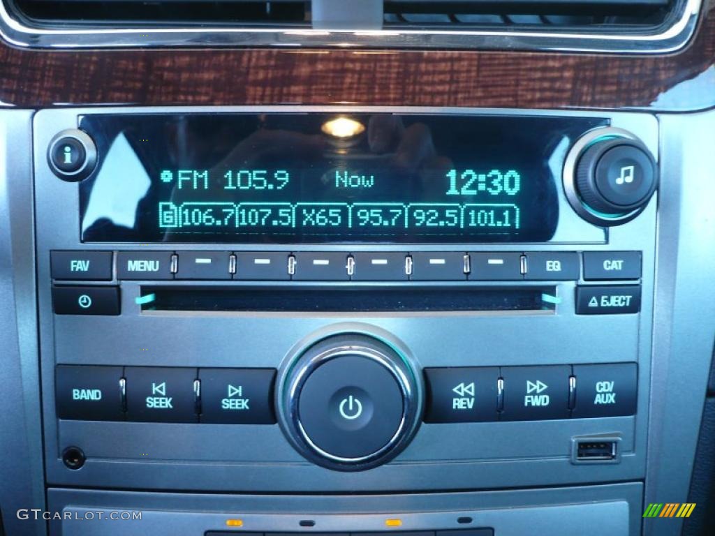 2010 Chevrolet Malibu LTZ Sedan Controls Photo #39429946