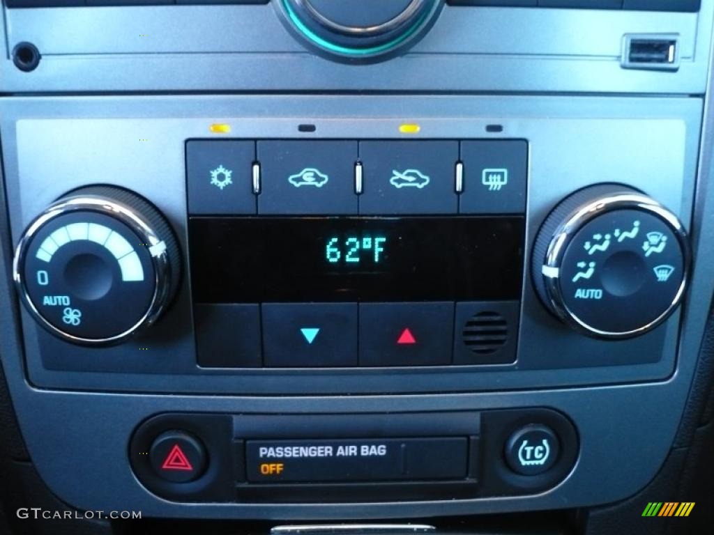 2010 Chevrolet Malibu LTZ Sedan Controls Photo #39429958