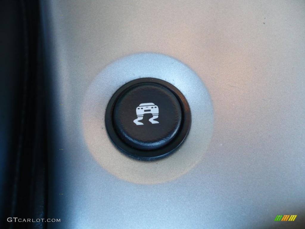 2005 Chevrolet Corvette Convertible Controls Photo #39430378