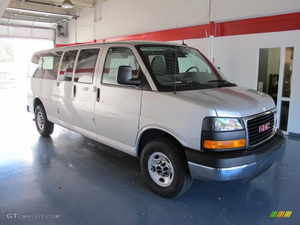 2011 Savana Van LS 3500 Passenger - Pure Silver Metallic / Medium Pewter photo #5